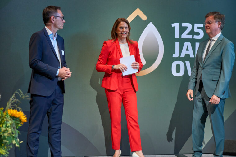 125 Jahre OVID. Feier in Berlin am 22. Mai 2025. Auf dem Podium: Historiker Alexander Faridi, Moderatorin Barbara Scherrle, Unternehmer Wilhelm F. Thywissen Fotografie: Frank Nürnberger / Portrait. Berlin